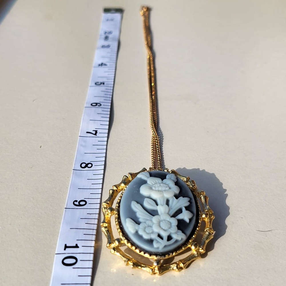 Vintage Gold Tone Faux Blue Cameo Floral Brooch Pendant Necklace Blue White - Picture 2 of 10